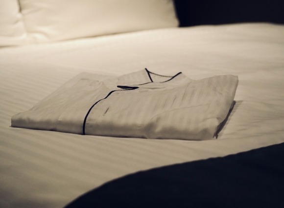 【画像】ワイ、ビジネスホテルで優雅に夜を過ごしてしまう！！！！