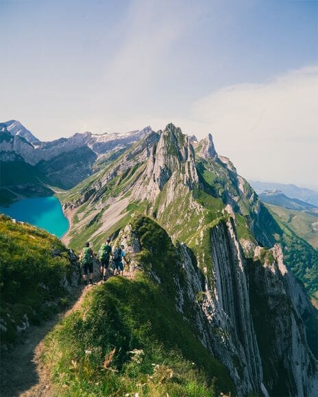登山素人なんだけど、朝何時から登っていいの？