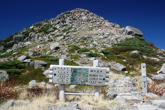 大汝峰と白山登山道の標識