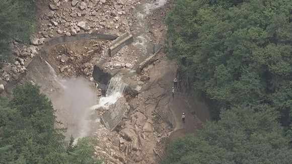 【長野】安曇野市と大町市で土砂崩落　山中の道路が寸断　宿泊客や登山客など計400人近くが孤立か　土石流で橋が流されたとの情報も