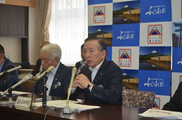 【富士吉田市】富士山登山鉄道構想に反対する 堀内市長に脅迫文「おまえはばかでへそ曲がり」 封書の宛名は堀口と名字を間違える