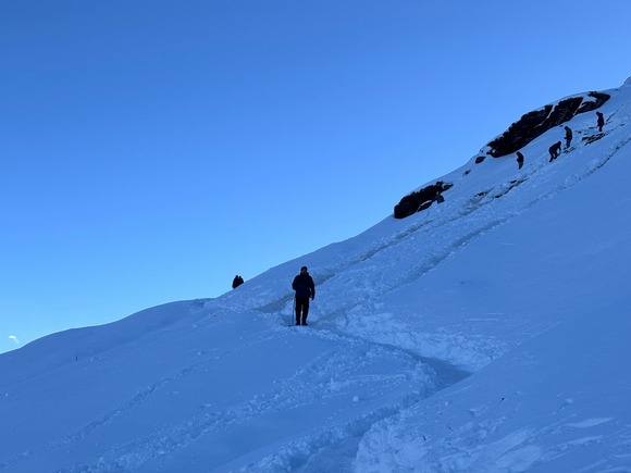 雪山でゲイターを付け外しするのが面倒で、アウトレットにあったGORE-TEXのライトアルパインパンツを買った