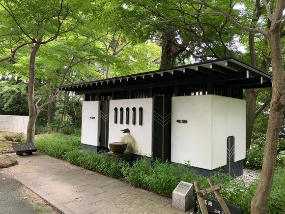 山のお寺さん境内にトイレを設置→糞をぶちまけられ水道破壊されトイペを盗まれ撤去