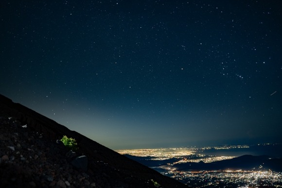閉山した富士山で山岳遭難が発生…男性「足がけいれんして動けない」と救助要請  警察官7名が救助へ