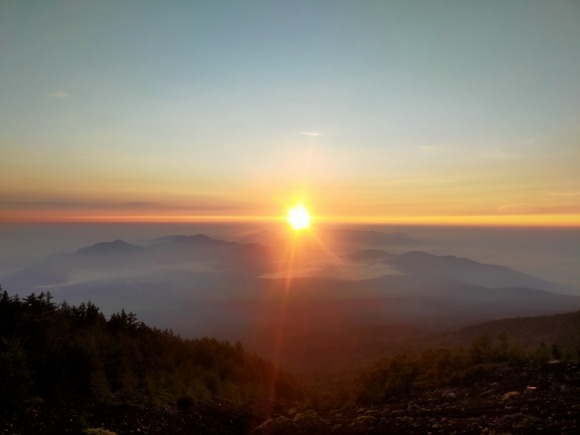 富士山から見る日の出に価値を見出せない。何がそんなにありがたいんだろ？