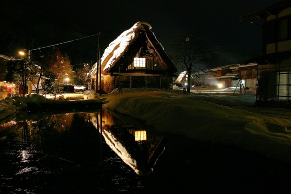 【悲報】料金払わない観光客増加…白川郷ライトアップ、予約チケット制に変更