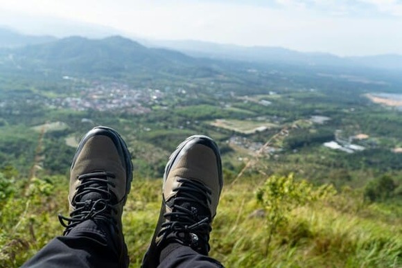 山道で誰も周りにいないのは心細いけどいたらいたで鬱陶しい