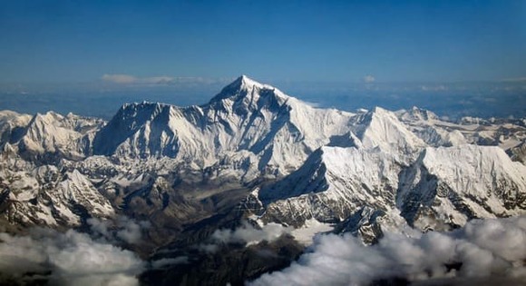 Mount_Everest_as_seen_from_Drukair2_PLW_edit (1)