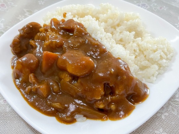 カレーのご飯の位置は左？それとも右？