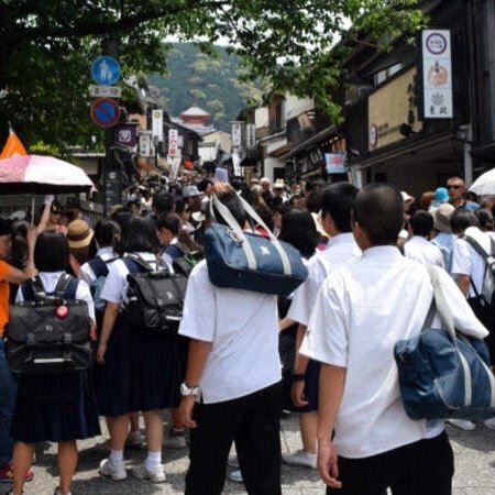 外国人観光客の増加で修学旅行先で相次ぐ「京都撤退」…「日本人が日本のいい場所を巡れないなんて…」