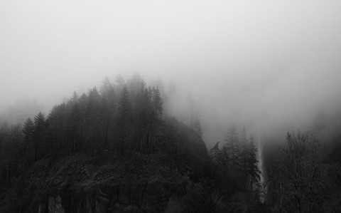 霧がかる山