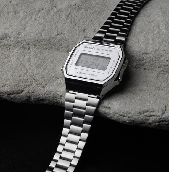 12年前に買ったカシオのソーラー電波腕時計、今も元気に稼働中なんだがカシオって商売が下手だね