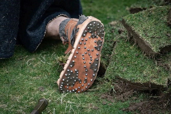 二千年前の日本人←裸足。卑弥呼も裸足　　二千年前のローマ兵「石畳で痛いから靴底に鉄の鋲入れよう」
