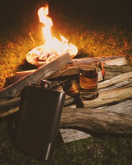 スキットルにウイスキー入れて標準装備していたらアル中なの？