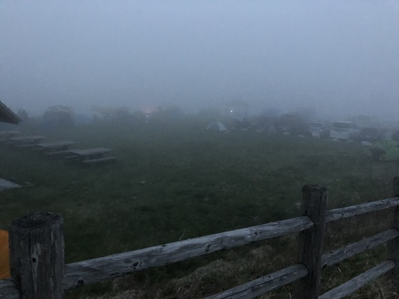 悪天候のキャンプ場