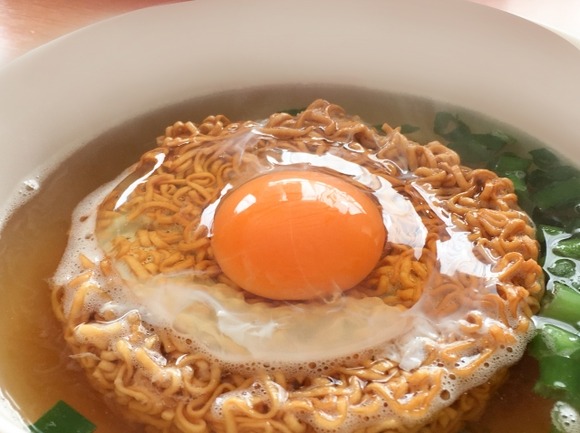 お湯を注いで作るチキンラーメンの卵を固める方法、存在しない