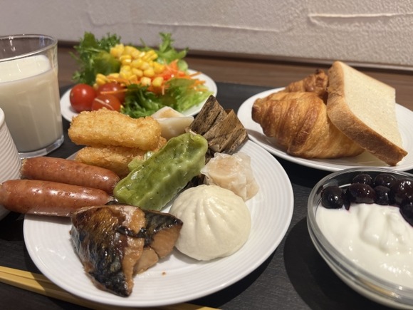 お前らって「朝食ありホテル10000円」「朝食なしホテル7000円」ならどっち選ぶ？