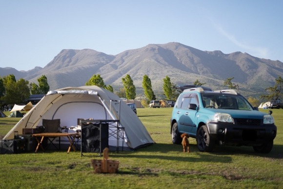 車とかにメーカーのステッカーを貼ってる人って何でなんだろな