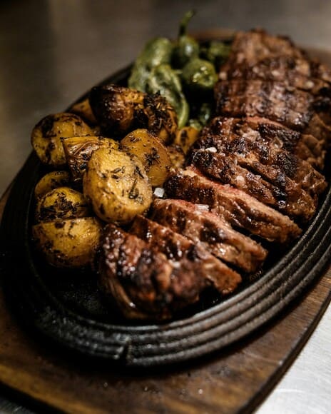 アメリカ人「焼肉？そんなちっこい肉食べて味するのか？俺達は豪快にステーキよ」