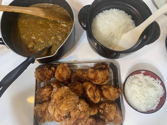 【画像】唐揚げつくった！カレーもあるぞ