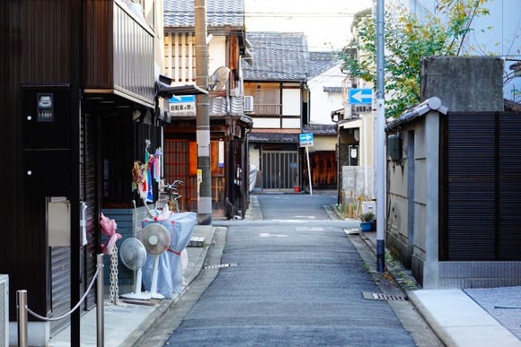 【画像】街角でたまに見かける「謎石の正体」ガチで知らない方がよかった