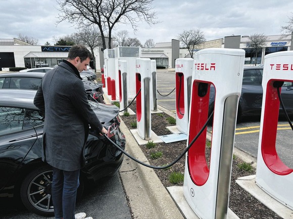 【寒波】冬場はダメ、長距離に向かない、値段が高い…アメリカで進むEV離れ「電池切れで止まったEVがそこら中にあった」