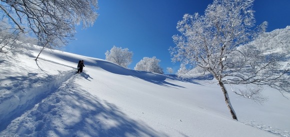 【冬山】結局、何を着ても汗をかくのは大して変わらん。小まめな着替えやジップを下げたりとか換気が大事