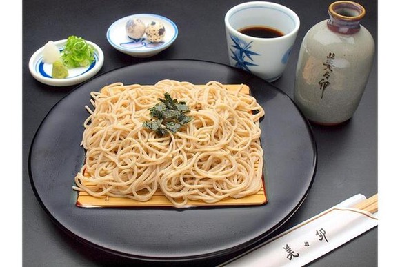 「どうやって食べるのが正解なの？」関東人が困惑、ざるそばの薬味に「うずら卵」関西で定番の組み合わせ