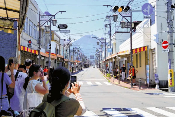 外国人「ワオ！これがシャッター街かぁ。風情があっていいね」寂れた商店街に観光客が殺到