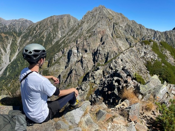 登山中の男「すっ、滑るッ」