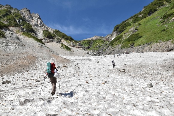 白馬三山周回ルートを取りたいです。モンベルのチェーンスパイクで白馬大雪渓は不安なく越えられますか？