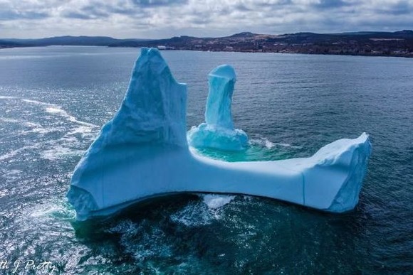 【画像】どうみても「アレ」にしか見えない氷山を発見、ドローン写真が拡散