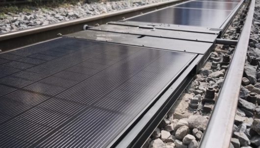 【スイス】鉄道5000キロ、線路の間に太陽光パネルで原発1個分の出力に