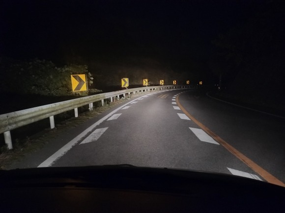 トッモ「夜に山ドライブ行かね？」ワイ「お、行く行く！」