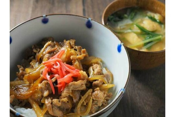 【画像】「男が本能だけで作った晩飯」にネットざわつく…栄養バランス度外視も「いくらでも食べられそう」