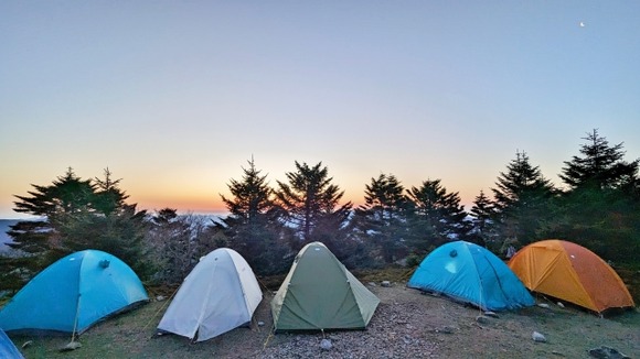 本来の小屋の役目を放棄して金儲けに走ってる山小屋が増えてるよな