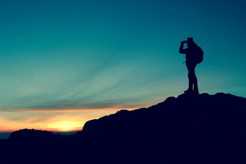 朝日を待つ登山者