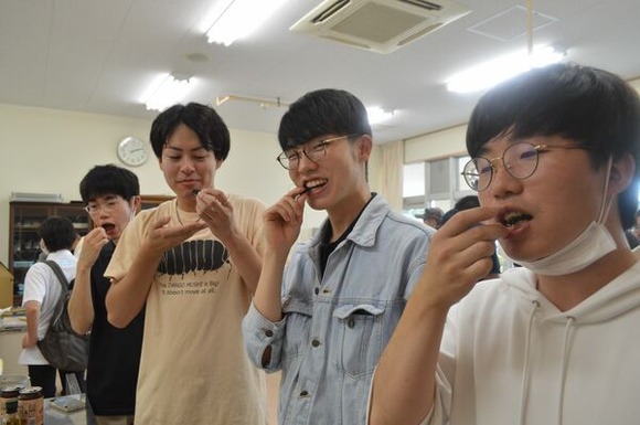 【昆虫食】害虫なんて食べてしまえ！　クビアカツヤカミキリ「食べる会」足利で開催
