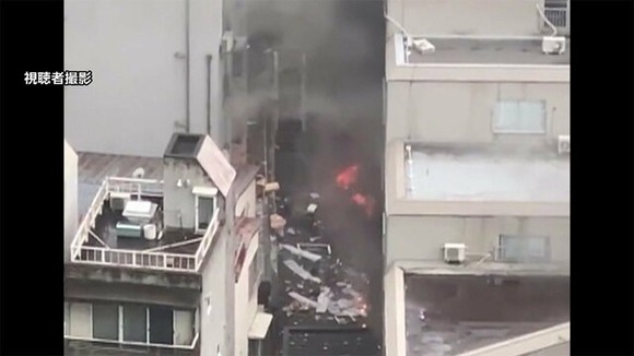 【悲報】不動産社員「スプレー缶のガス抜くかぁ」→爆発炎上????