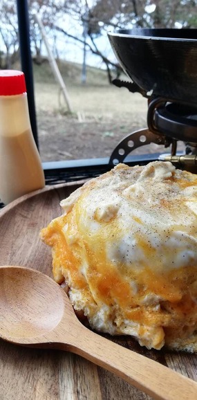 【画像】キャンプの時くらい好きな物を好きなだけ食べても良いんだよ