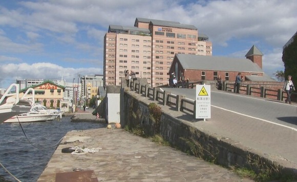 【北海道】撮影スポットの橋から転落…函館市に4億円を求めて提訴_脊髄損傷のオーストラリア人男性_観光名所・金森赤レンガ倉庫群近く