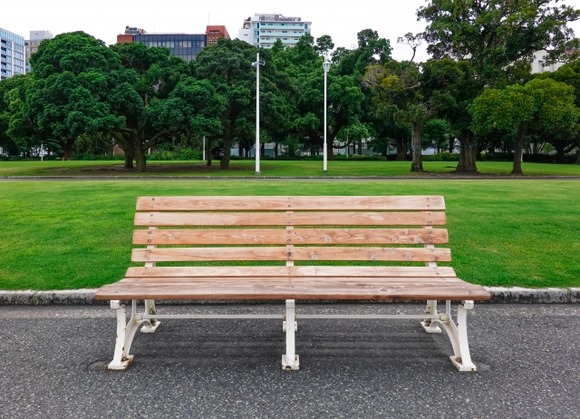 【悲報】公園のベンチに座ってコーラ飲みながら休憩してたら不審者として通報された