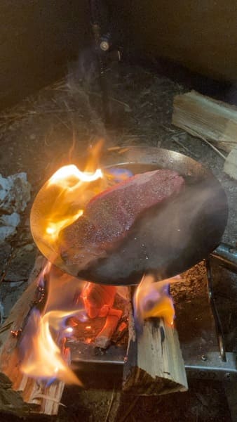 【画像】鉄ヲタのラブライバー、キャンプで牡蠣を食べる