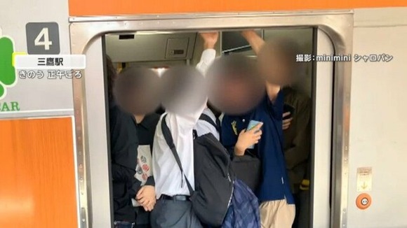 【中央線】新導入の「グリーン車」に乗客殺到！今だけ“無料”で超満員ですし詰め状態　全席リクライニングシート・電源コンセント付き