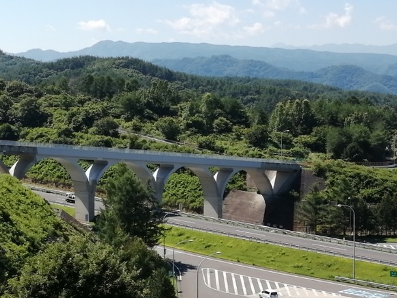 【画像】山の中に現れる巨大なスロープとインクラインと異形の足場