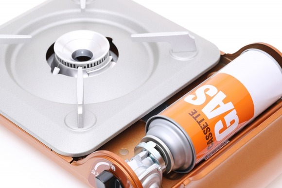 コンロ用のガス缶溜まったので全部穴開けてたのだが・・・