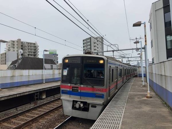 712