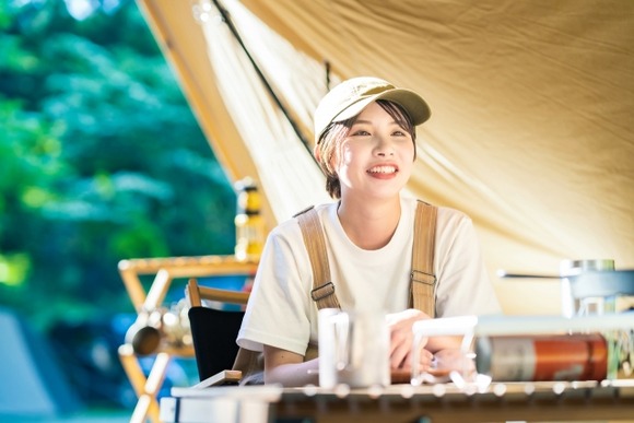 女子キャンパーさん、避妊具を携帯してる模様