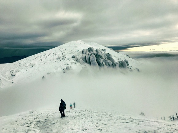 雪山遭難とかのシーンで「寝たら死ぬぞ！」みたいなやつあるけどさ、