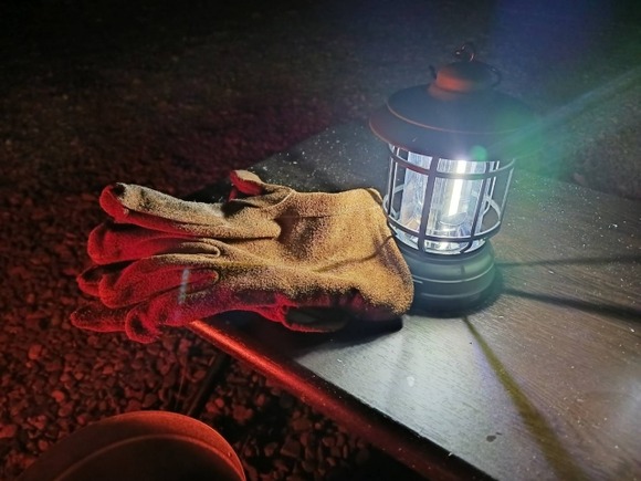 ワイ「キャンプグッズが安売りしてるらしいし揃えようかな…ん？」